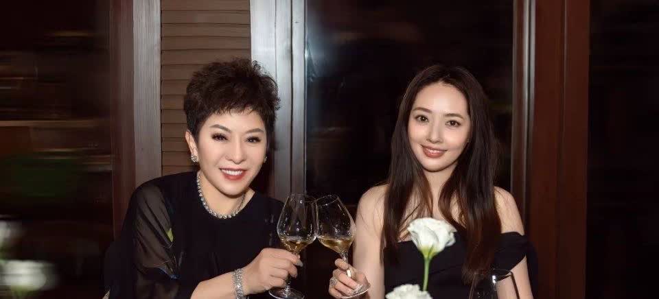 这对婆媳真有意思！郭碧婷前脚哭穷，不光要照顾孩子，还要还房贷，后脚向太发