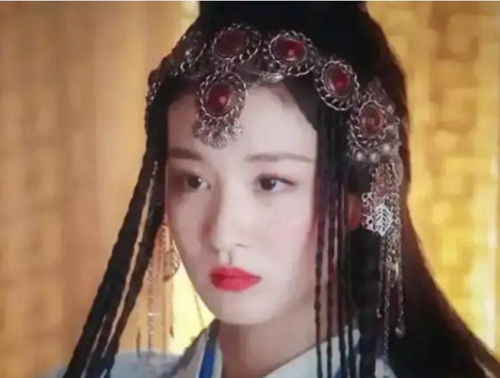 公元546年，柔然使者提刀闯进东魏丞相高欢房中，逼迫50岁的高欢去陪伴16岁的蠕