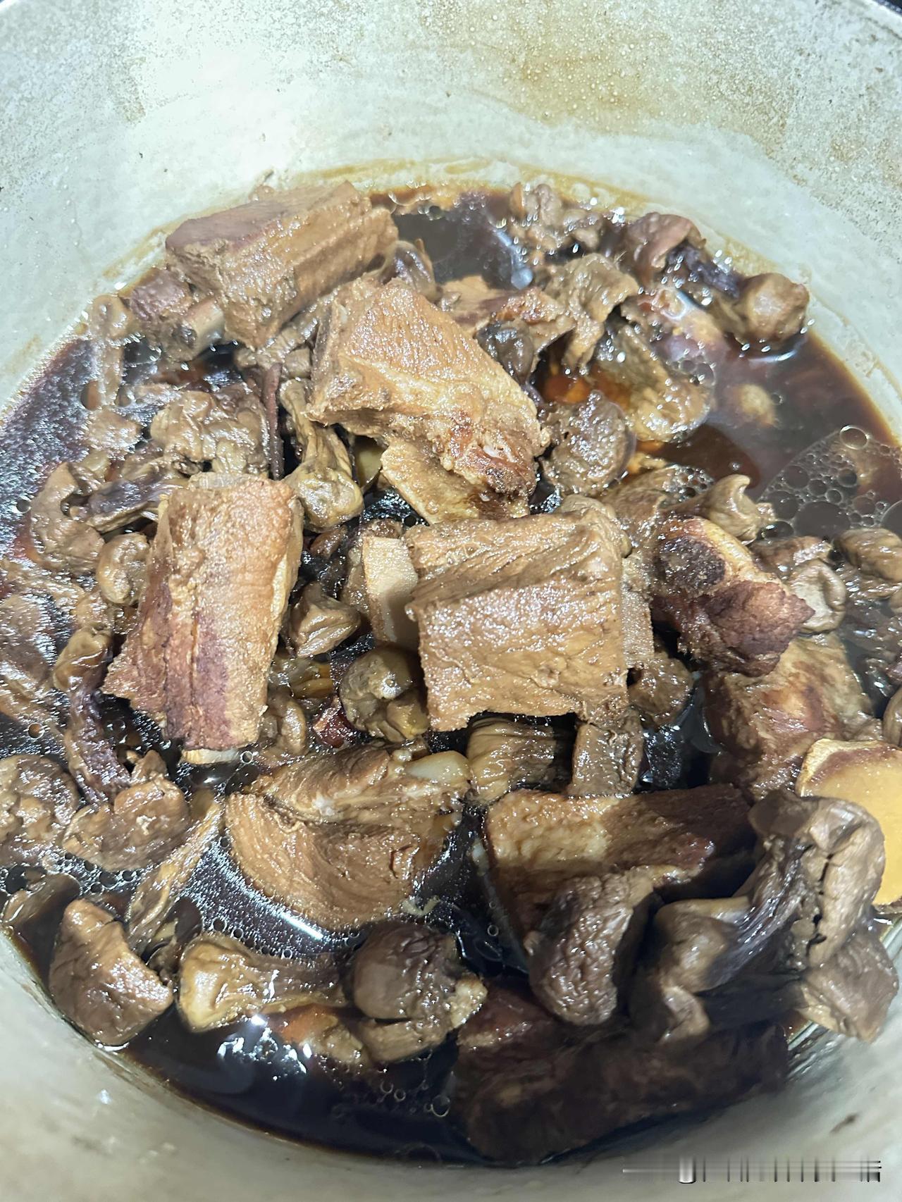 分享我这周有趣的事：我今天快被自己蠢死了！前两天收拾厨房柜子发现一包干蘑