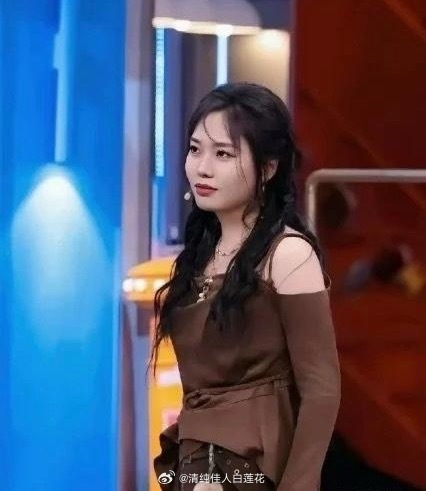 谁说瘦就好看了，李雪琴带点肉的身材比模特穿得好看，看着就健康。