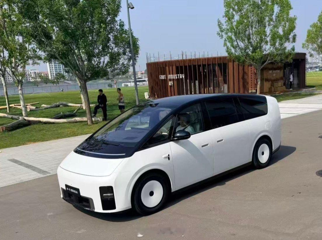 这是新款理想MEGA在拍广告片吗？理想汽车