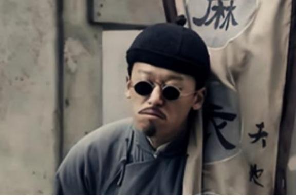 古代，一个算卦先生对一个少年说：“下个月十五，你就要死了”，少年说：“我要不死你