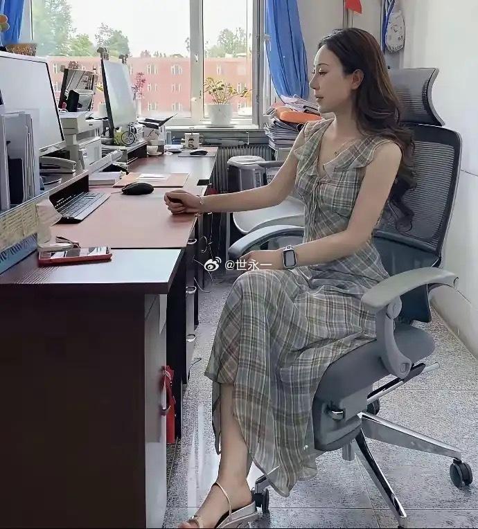 不懂就问啊体制内这个美女是多大的领导？