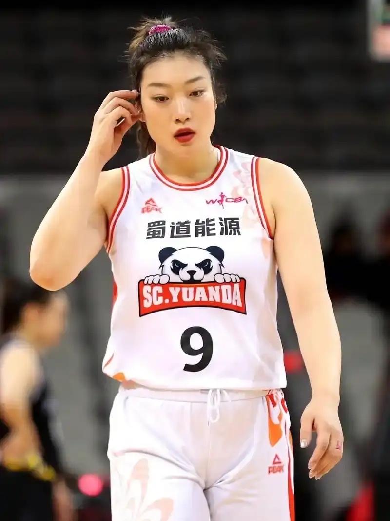 31岁的李梦该醒醒了！新华社专访女篮主帅宫鲁鸣，通篇未提她的名字，但说的“状态不