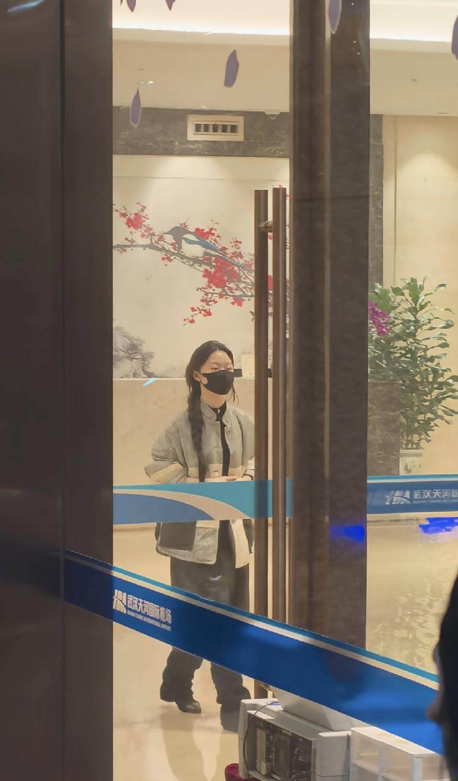 单依纯到达武汉准备开演唱会，看上去不太开心，头发凌乱瘦了不少，走路慢悠悠地，低着