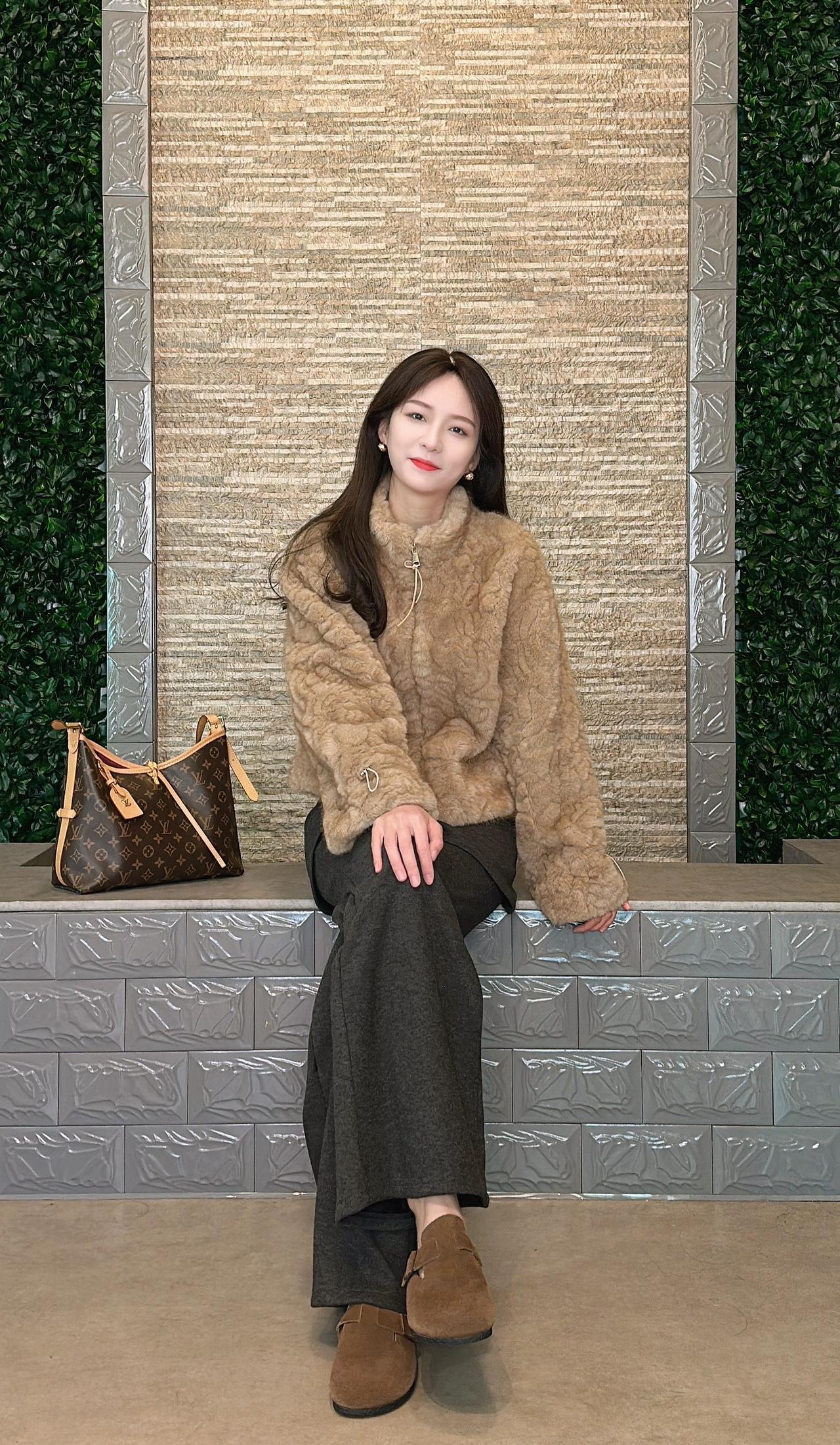 无人帮村看似很苦，实则是一种福气，因为不用还。"毛毛外套冬季穿搭女装