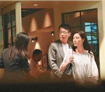 李嘉欣和许晋亨当年热恋时的一幕，看得出两人真的很相爱啊！时时刻刻都牵着手，看他