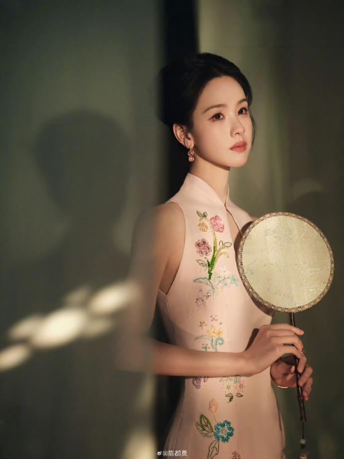 粉色调与刺绣元素结合打造出陈都灵的盛典造型，中国网络视听盛典上的这款礼服，将刺绣