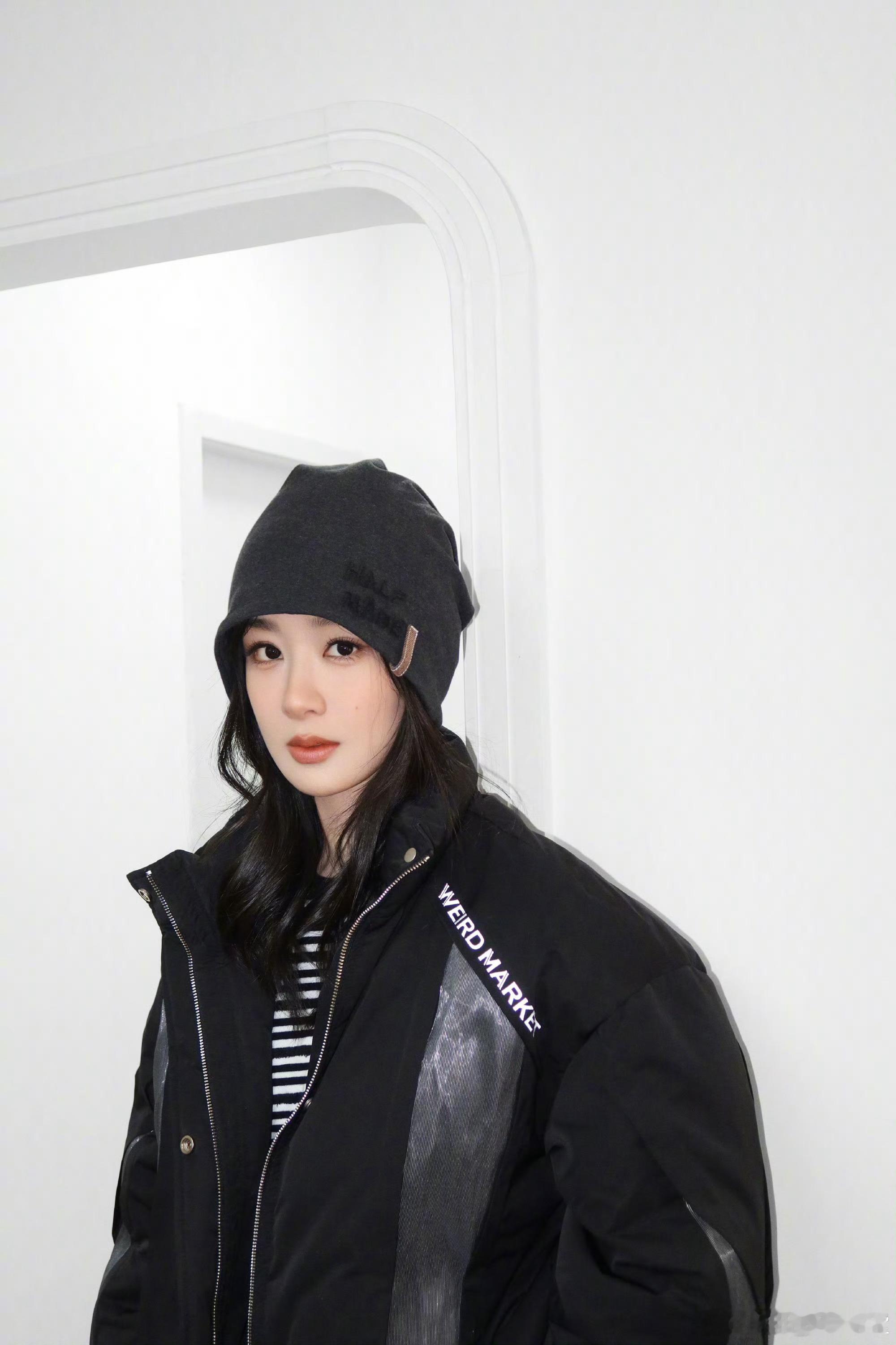 杨紫最新日常分享，状态俱佳的紫妹，不进组的日子也在忙着，是录歌还是配音