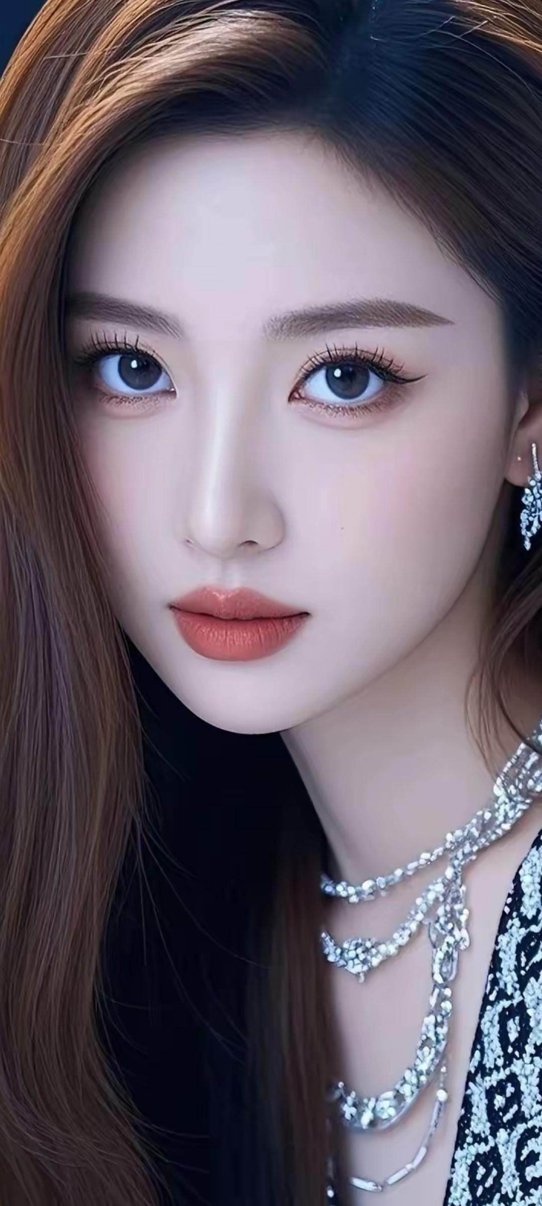 优雅气质，闪耀珠宝，尽显迷人魅力！