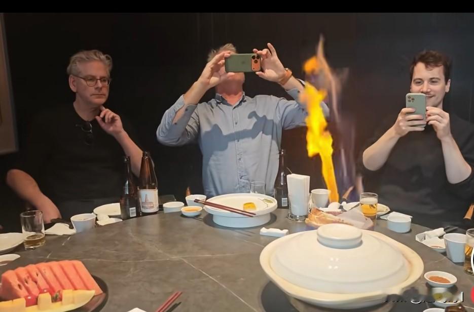 中西饮食文化就是不一样，这是一道什么菜呢？这几个人都是美国大企业家，他们都是随