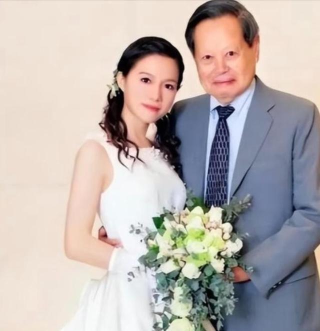 都以为翁帆只得了清华公寓的使用权，殊不知杨振宁留给她的，根本不是房子，而是一口“