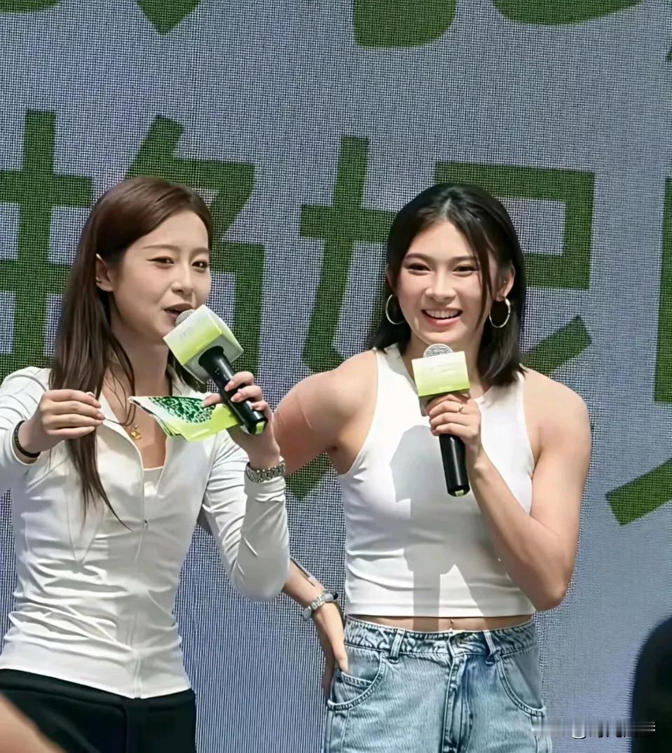 吴艳妮成都活动照，她现场秀肌肉，这身材和肌肉线条和健美运动员有的一拼了​。甚至