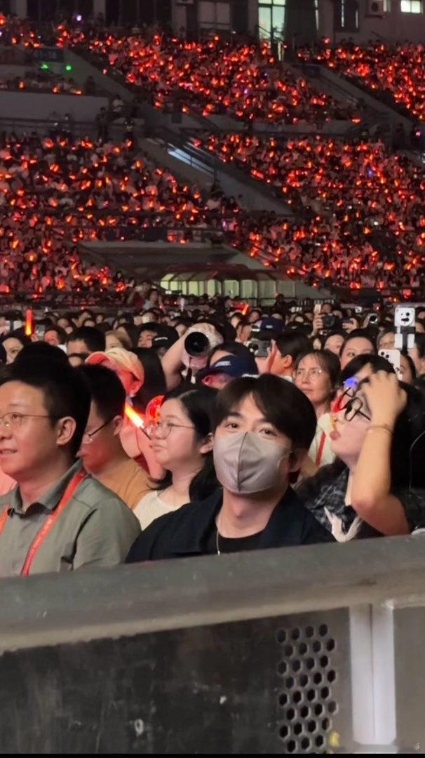 俞灏明来看陈楚生演唱会陈楚生广州演唱会的现场真的让人羡慕吃得很好了！！陈楚生提
