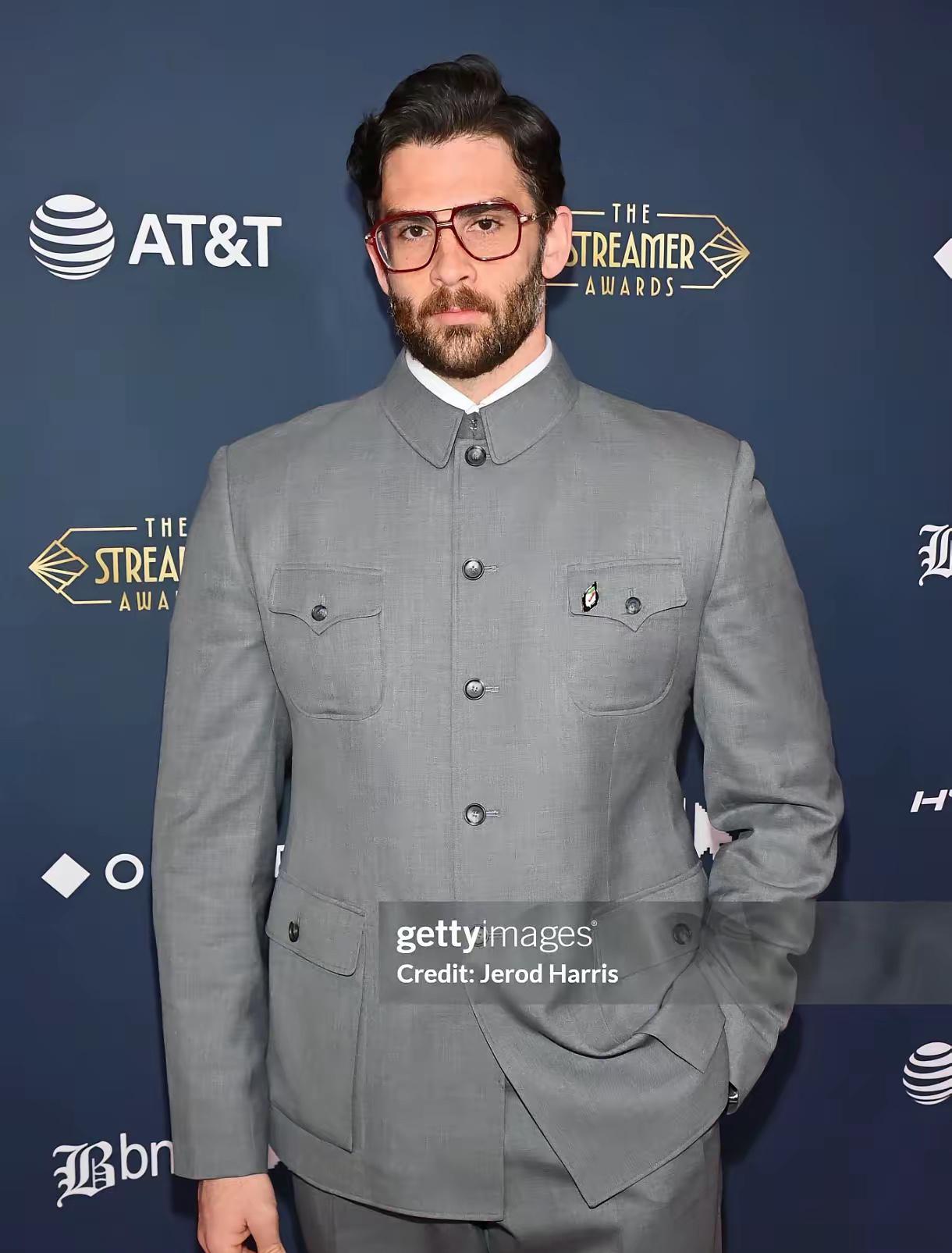 这位美国博主特意穿着在上海定制的中山装出席全美网络博主颁奖活动，当网红甲亢哥问他