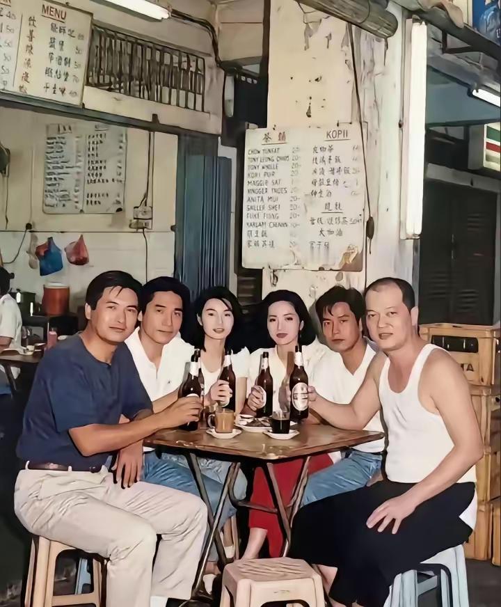 看到周润发、梁朝伟、张曼玉、梅艳芳、谭咏麟等人在路边摊吃夜宵的留影，瞬间梦回港娱