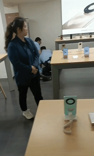 虽然不太清楚究竟是什么情况？但是看到这里是一家手机专营体验店。又有一个人正被