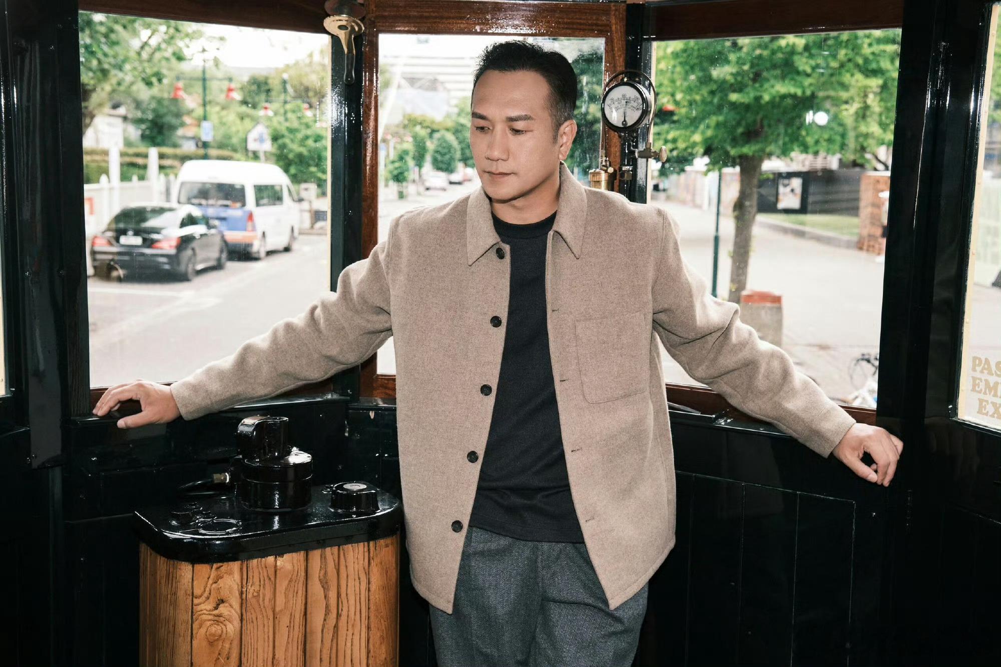 黄觉你真是个摄影鬼才有种摄影师在创造视觉奇观，黄觉却在做时间的采撷者。他的镜头