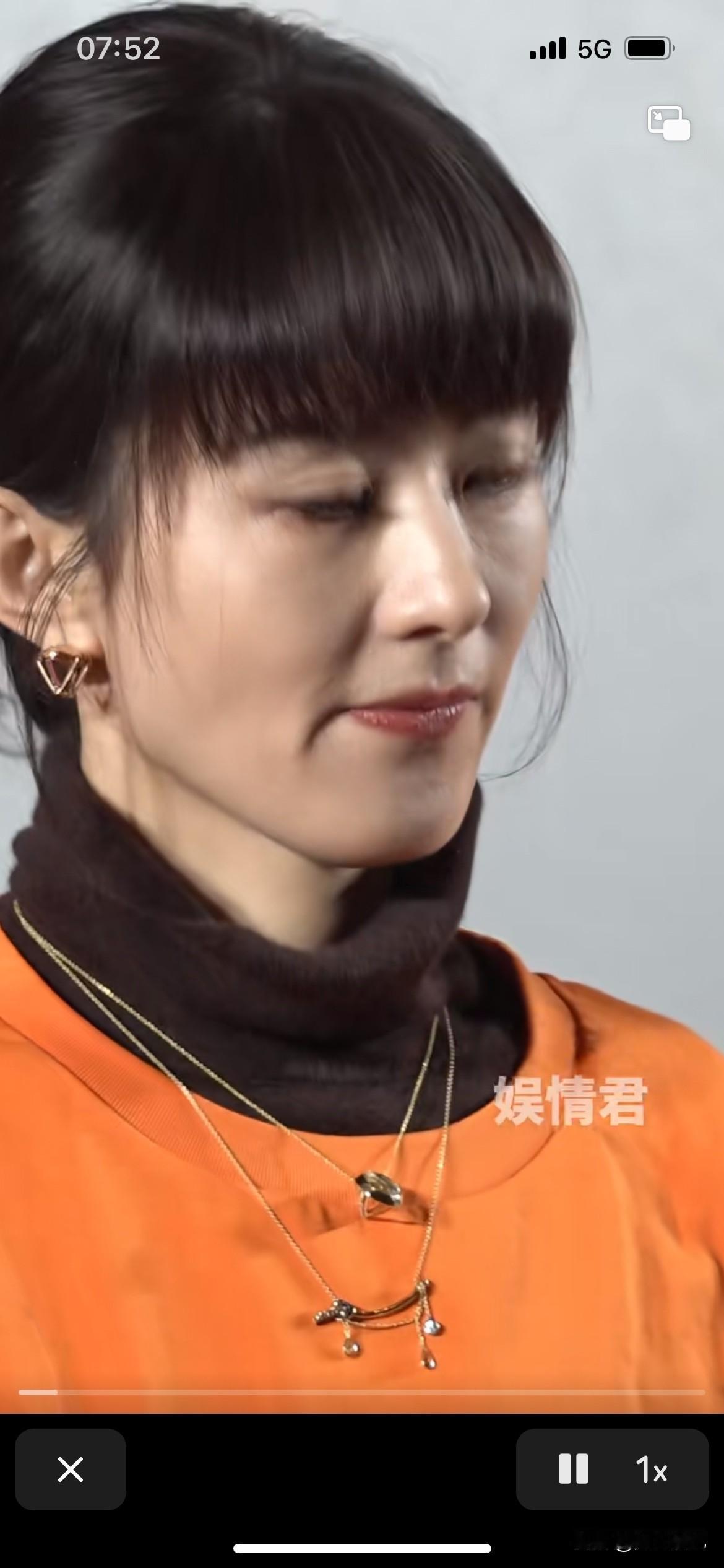 这个是赵丽颖吗？像一个大妈了，脸上无光，皱纹满脸，更可怕的是面相都变了，以前稚嫩