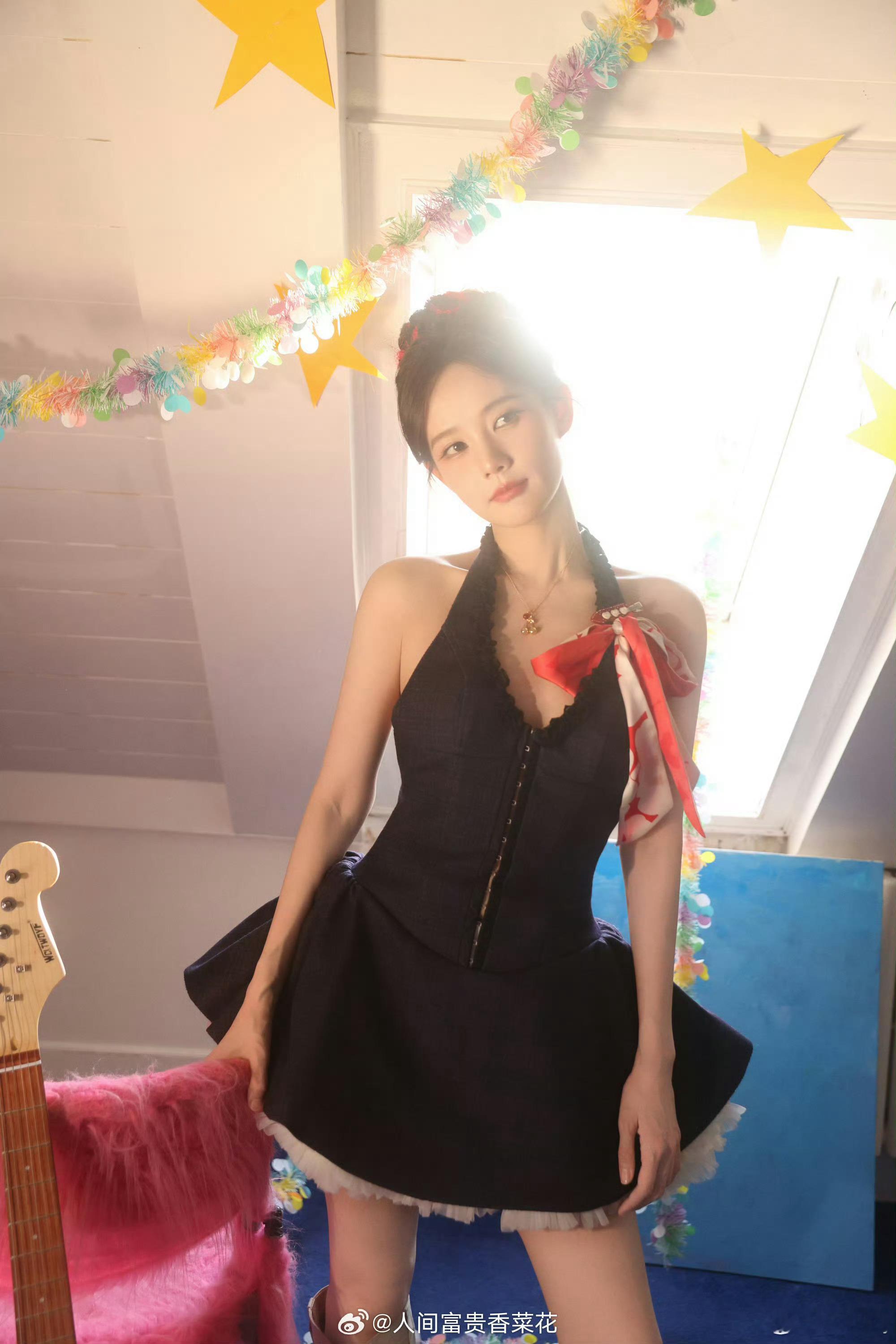李一桐漂亮的脸旁边还是漂亮的脸侧颜杀暴击！高挺鼻梁连线条都自带美感，和镜头里的