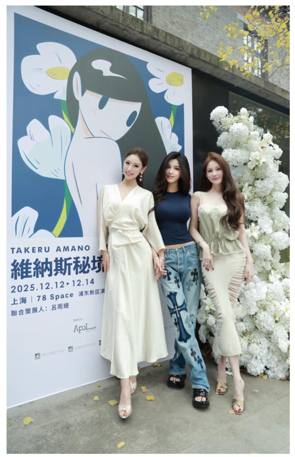 三位大美女，从头到脚完美无瑕，但是中间的没涂指甲油的脚型是最好看的。