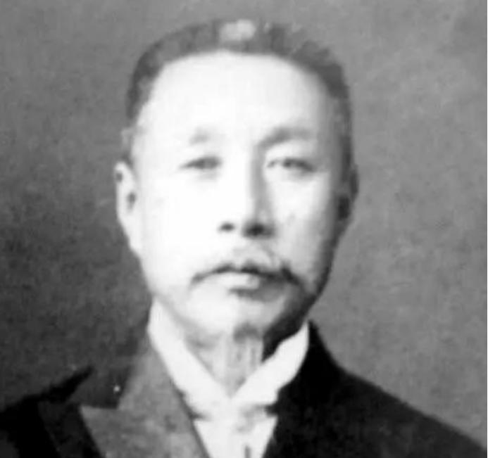 1951年，一名81岁的大汉奸被警方抓捕，验明正身后紧接着被枪毙。1951年