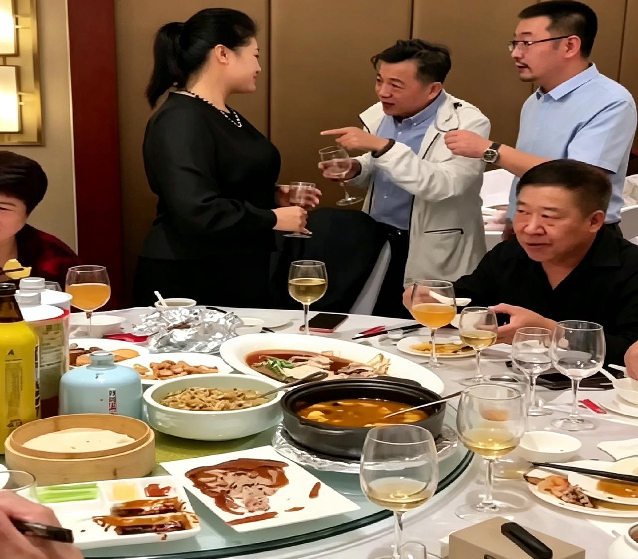 翻到于月仙生前聚餐的老照片。白衣男士特意走过来敬酒，她二话没说，仰头就干了，真豪