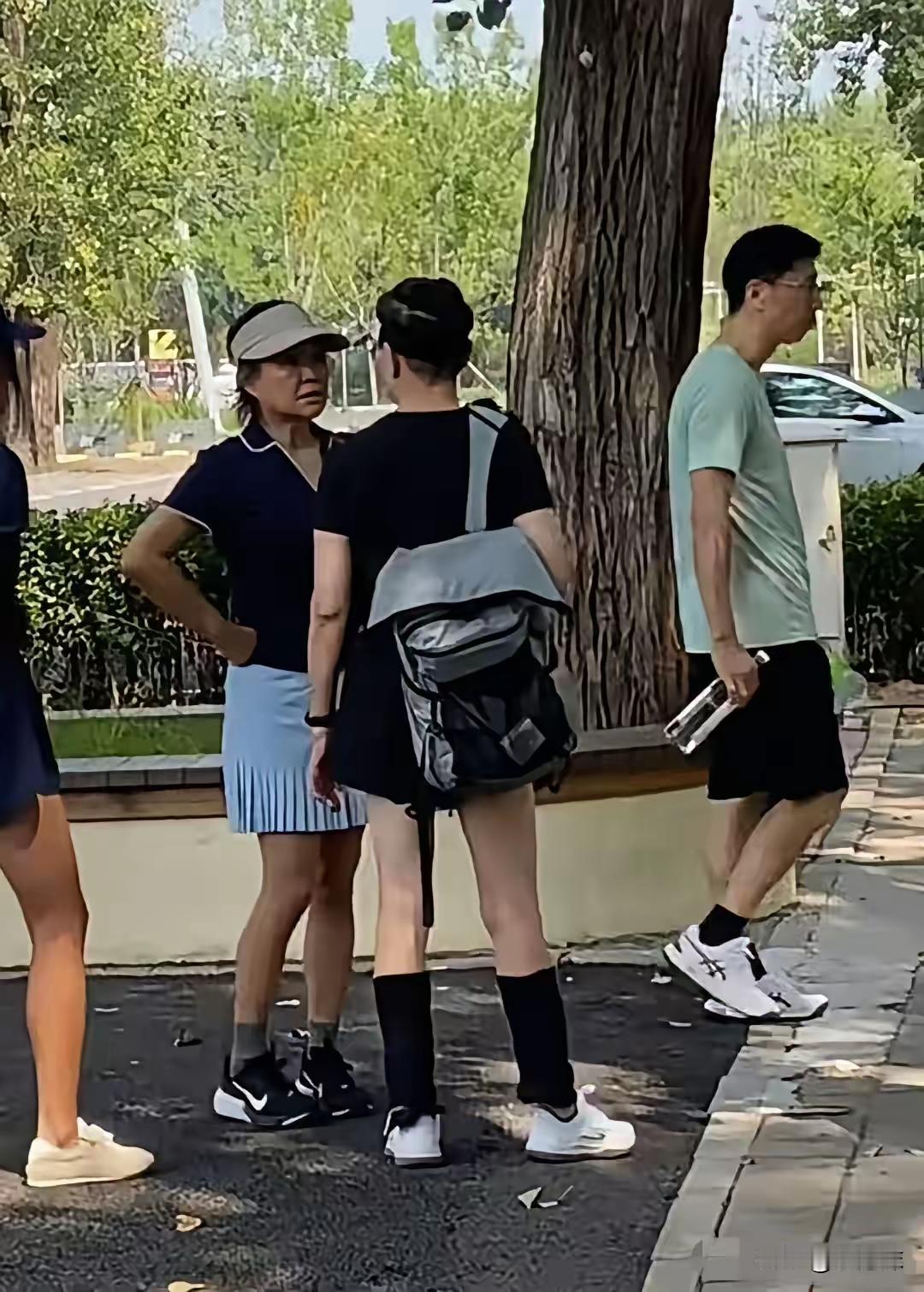 66岁的宋丹丹和李静相约在公园去运动，宋丹丹的状态真的是太好了，整个人看起来