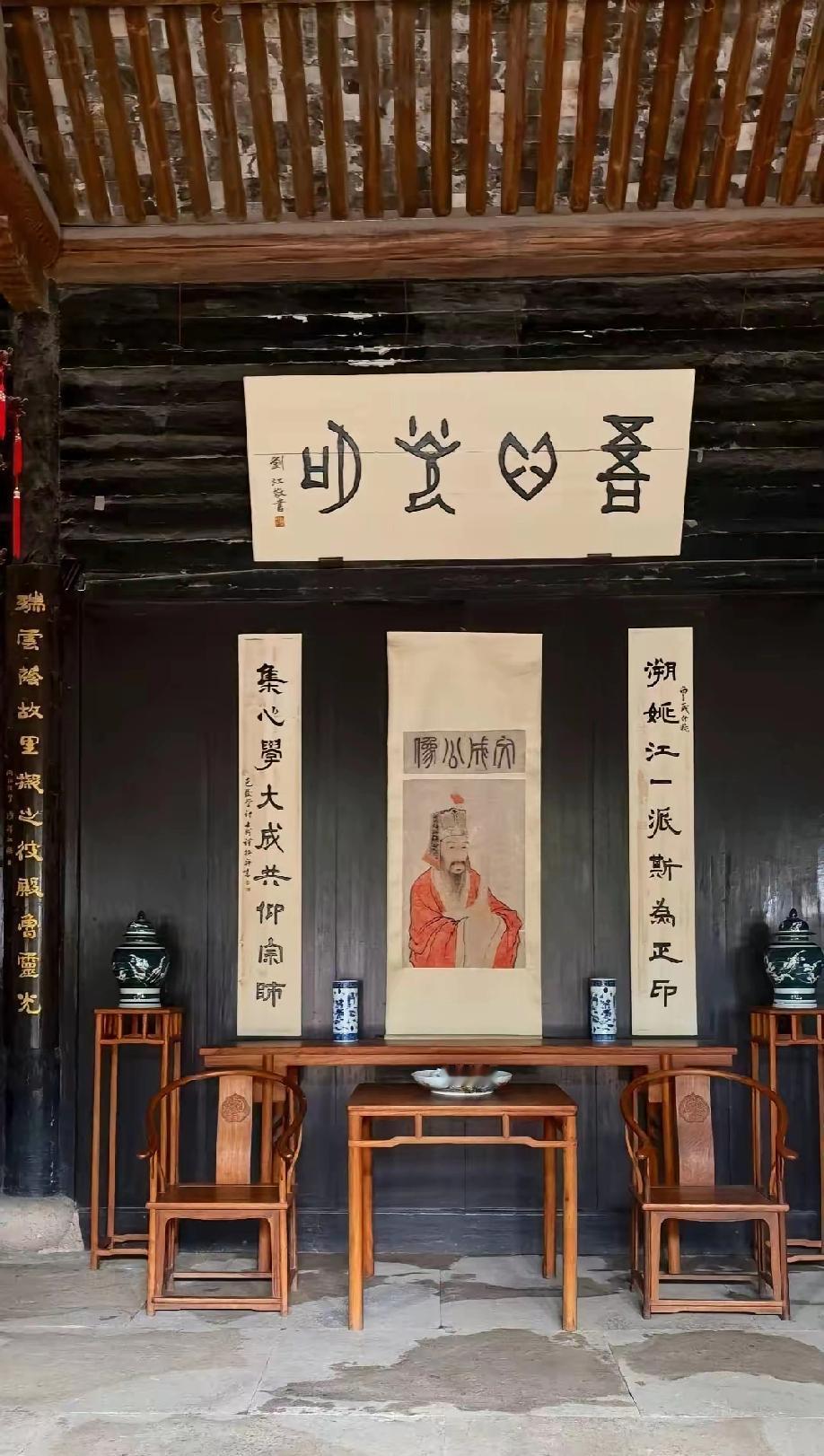 牌匾上的四个字，寻常人往往只能猜出一个，九成书友都难以认全。这牌匾题字位于浙江省
