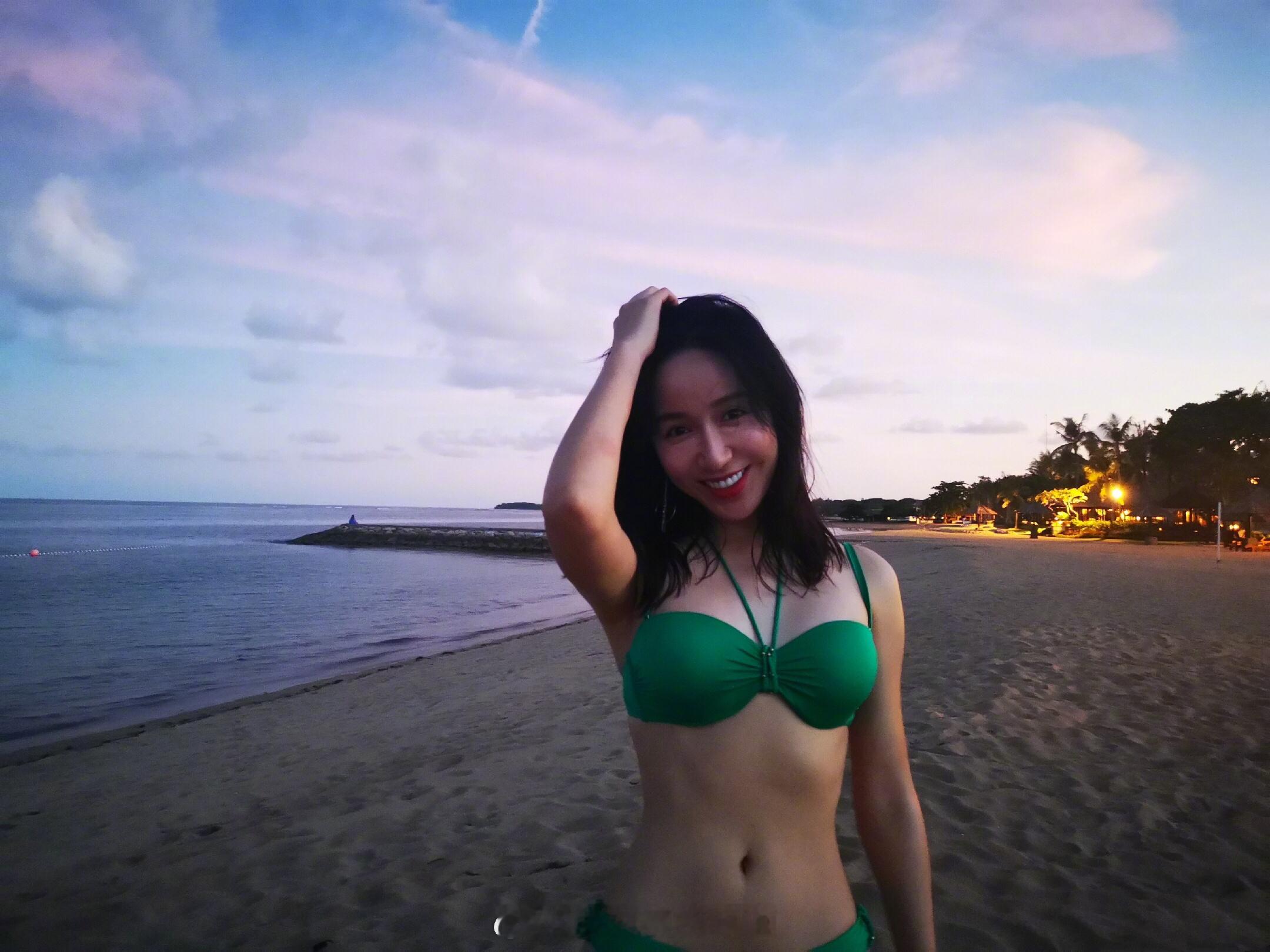 娄艺潇绿色泳装逆光美拍