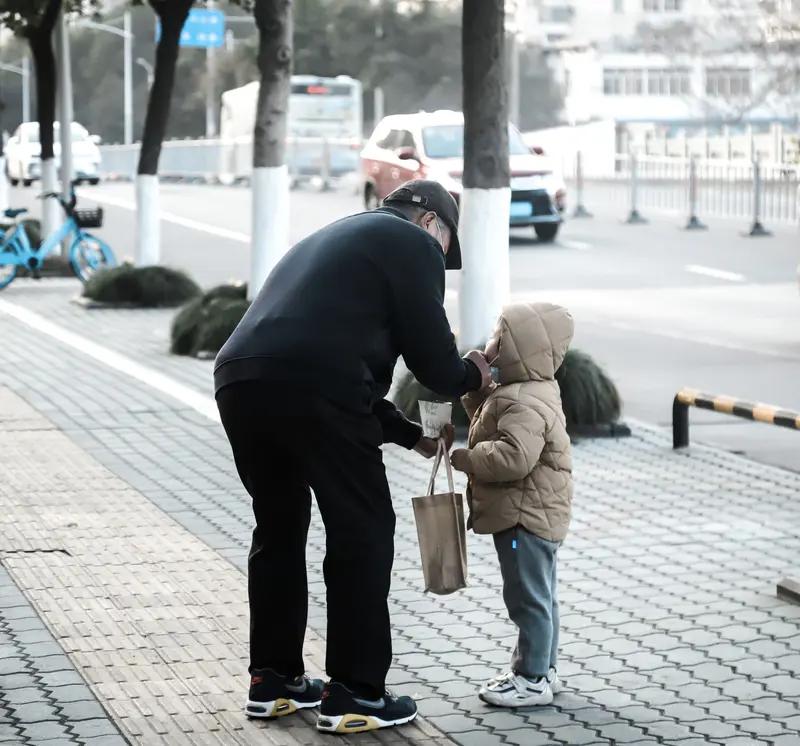 外国小女孩第一次来中国，买东西只买贵的不买对的，全因为爷爷你干嘛去啦？去买了