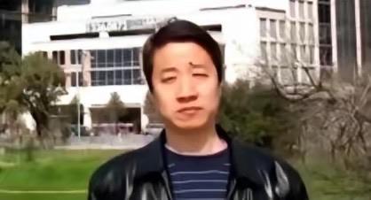2014年7月15日，北京首都机场出境通道，一名西装革履的中年男子被国家安全机关