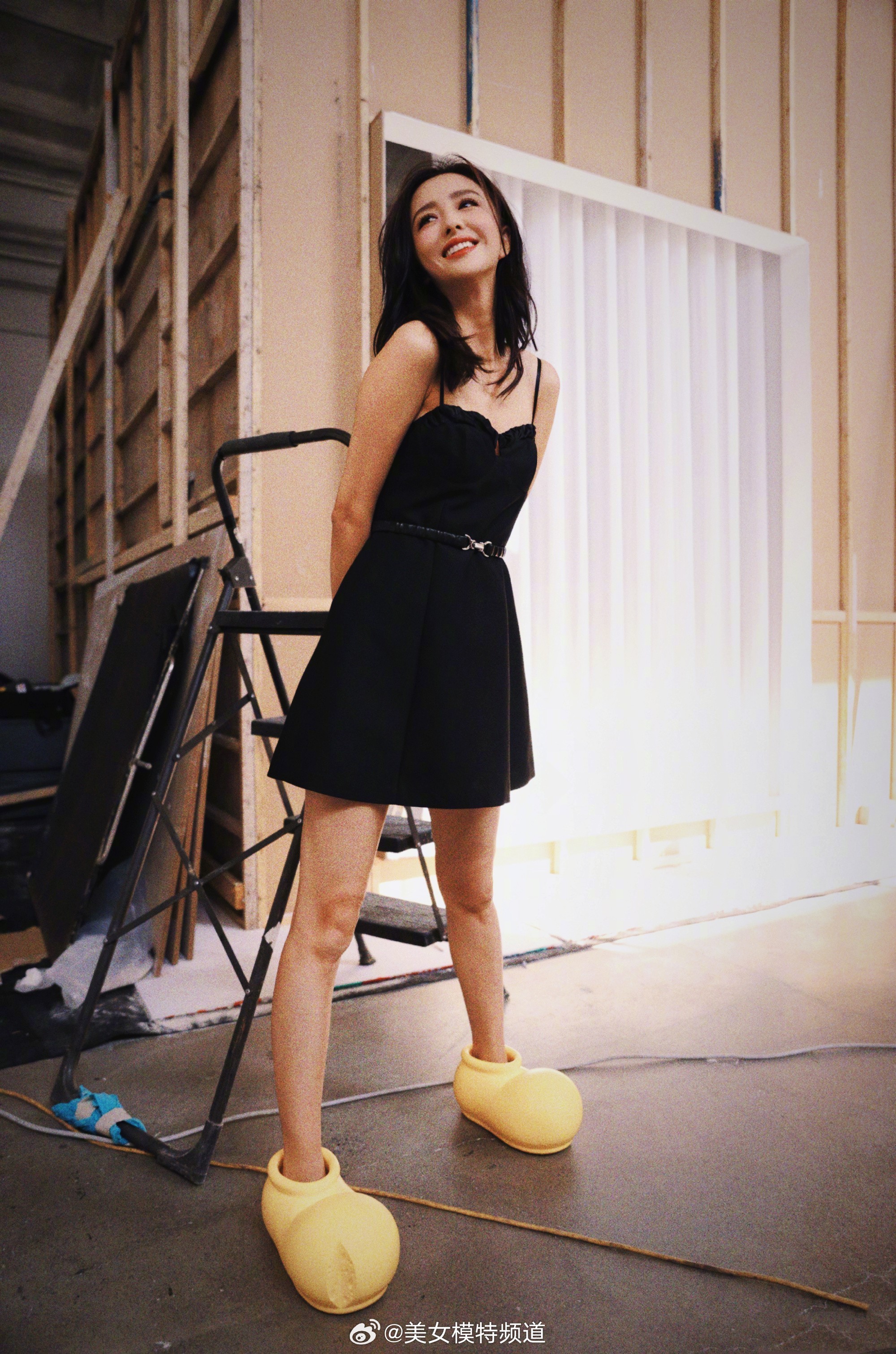 佟丽娅黑色吊带小黄鞋私服造型