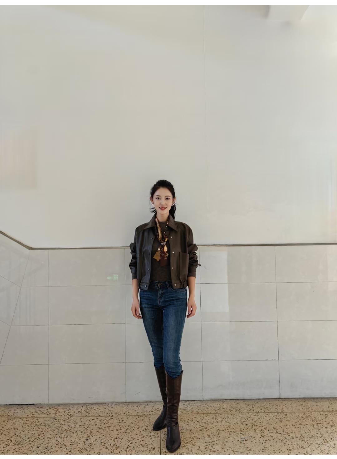 虽然这样的长靴不太流行了，但搭配这个小皮衣，还是很有酷，很有范儿。