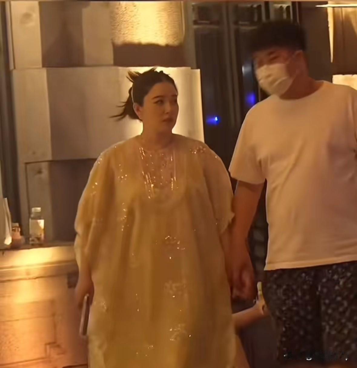 阚清子大着肚子和老公牵手出行，阚清子衣着宽松，珠圆玉润，富态十足。告别大海后，阚