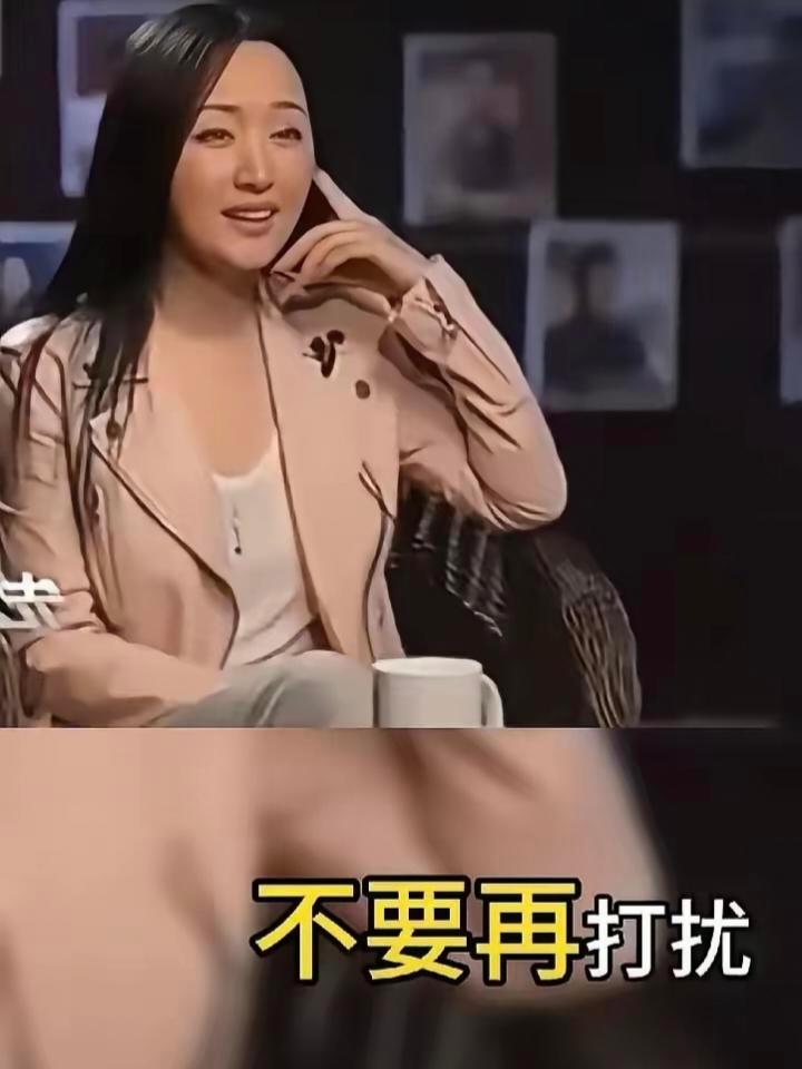赖文峰出狱了，坐不了飞机，只能啃绿皮车，直播卖茶还挂着杨钰莹的名字。楚玲生了娃