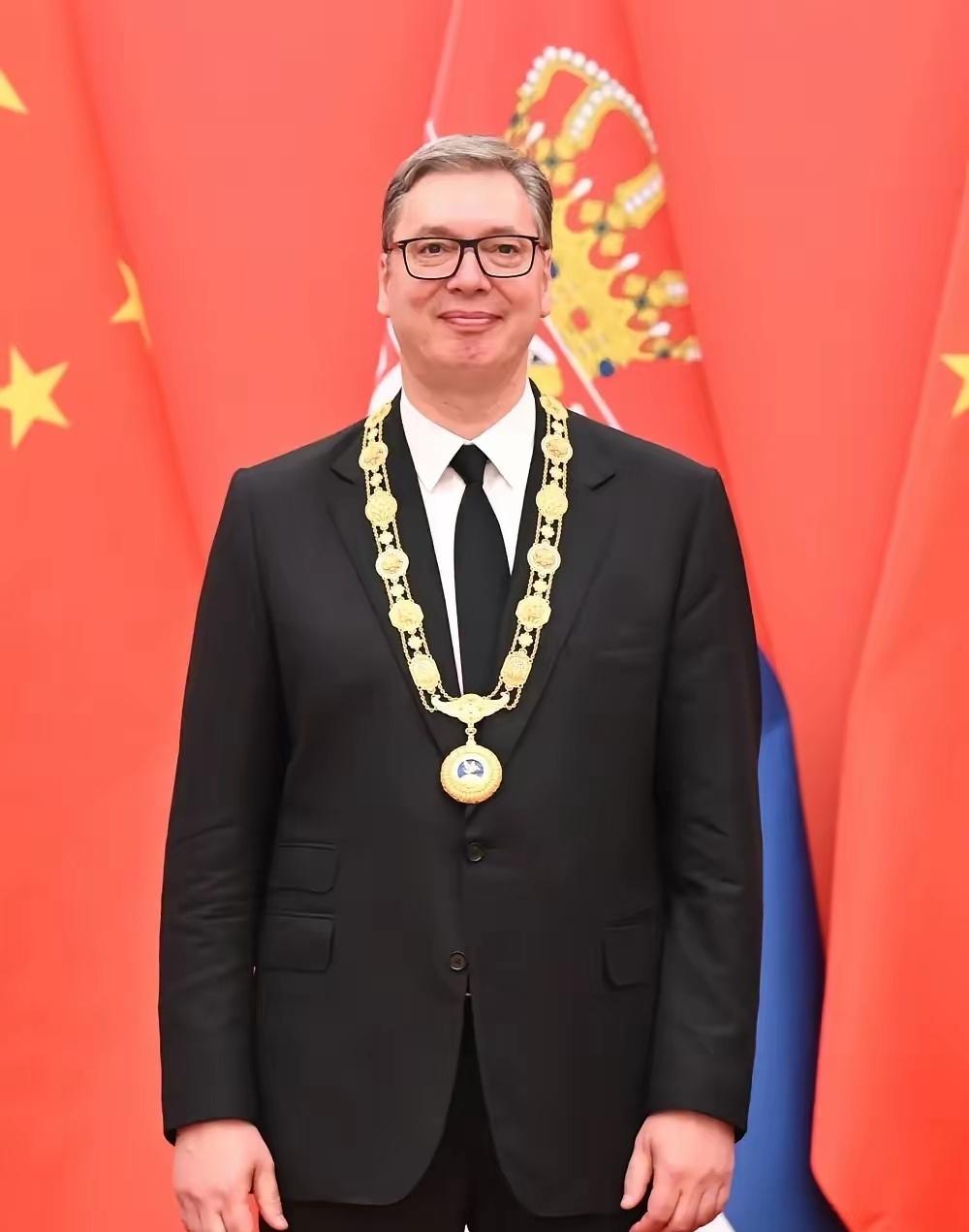 这次访华全世界都看清了武契奇的分量他拿到了中国对外最高的荣誉，友谊勋章。