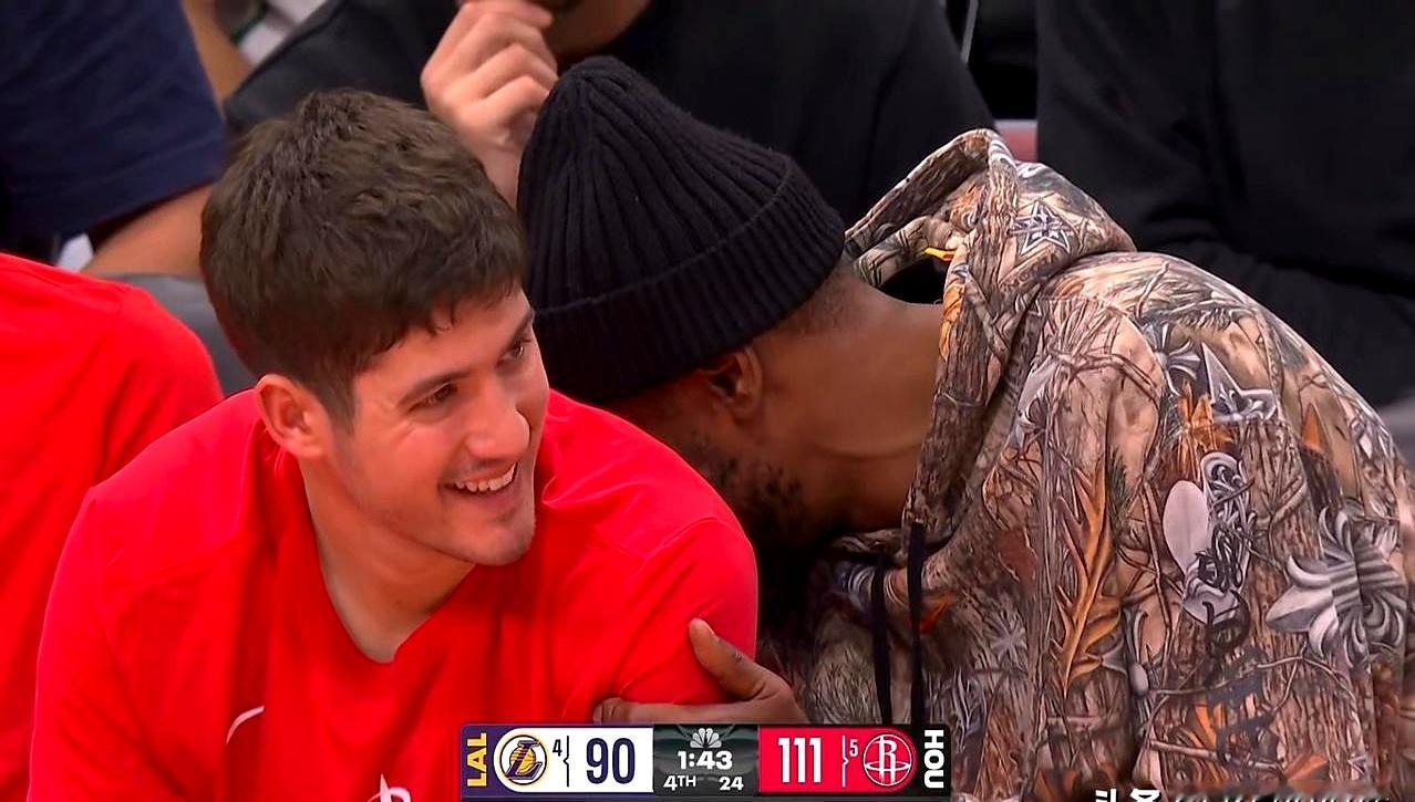 谁能想到，杜兰特竟因笑得太开心上了热搜。火箭主场打湖人G4，第...