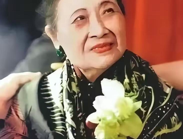 宋美龄106岁去世，贴身厨子回家后不久自尽，事后妻子含泪透露缘由:是上面逼的！