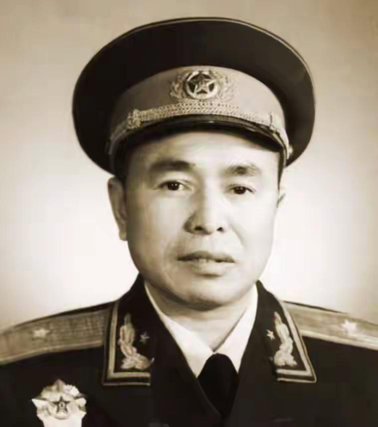 1938年，武汉失守，他靠捡破烂凑了70条枪，却在一座废仓库摸出300支新枪，8
