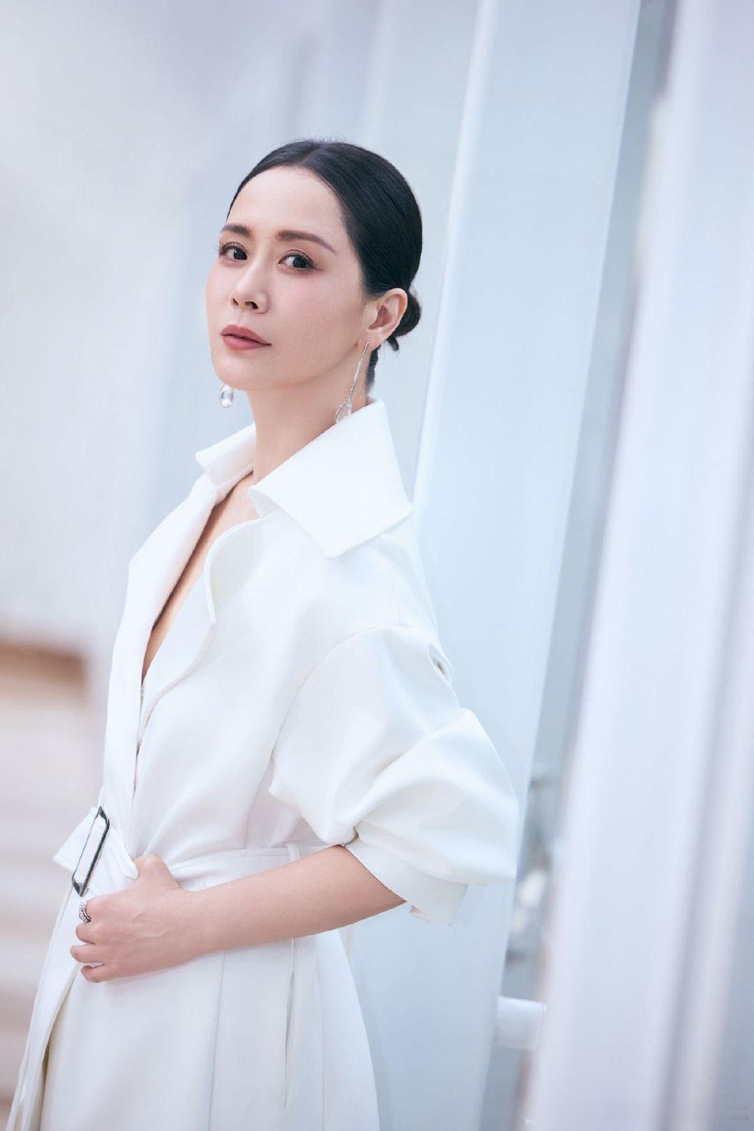 许久未露面的海清现身品牌活动，白色风衣蛮清新的，就是青衣们怎么都爱上了大光明#海清纯白大衣造型好美#