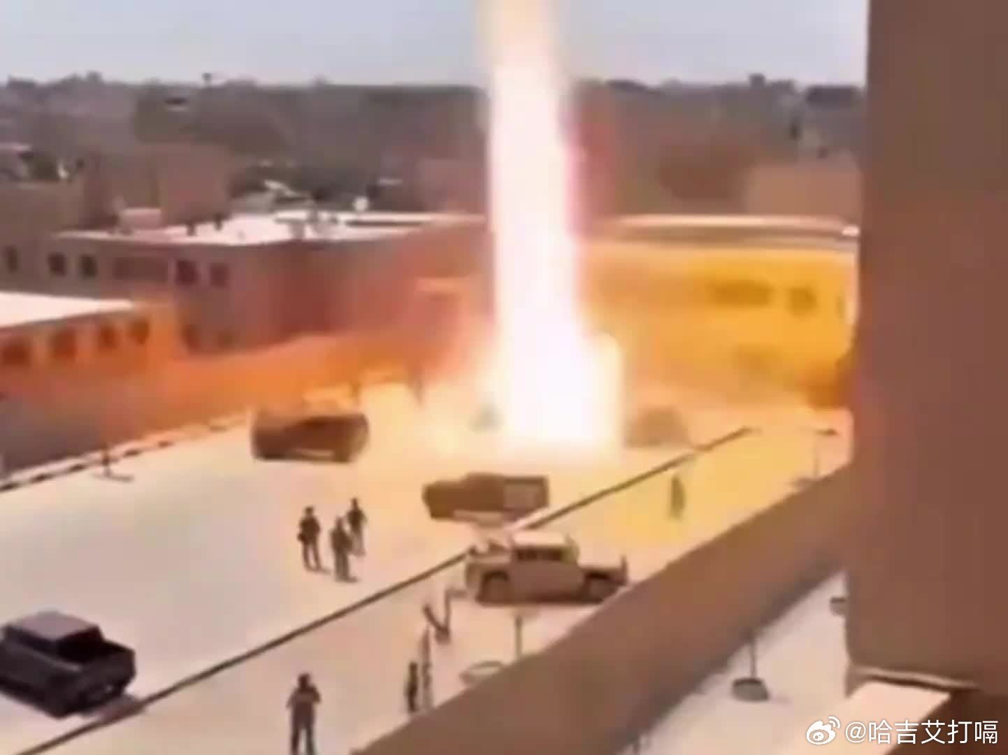 凤凰新闻【震撼！美军基地导弹轰炸的视频，伤亡应该不轻】震撼！美军基地导弹轰炸的视