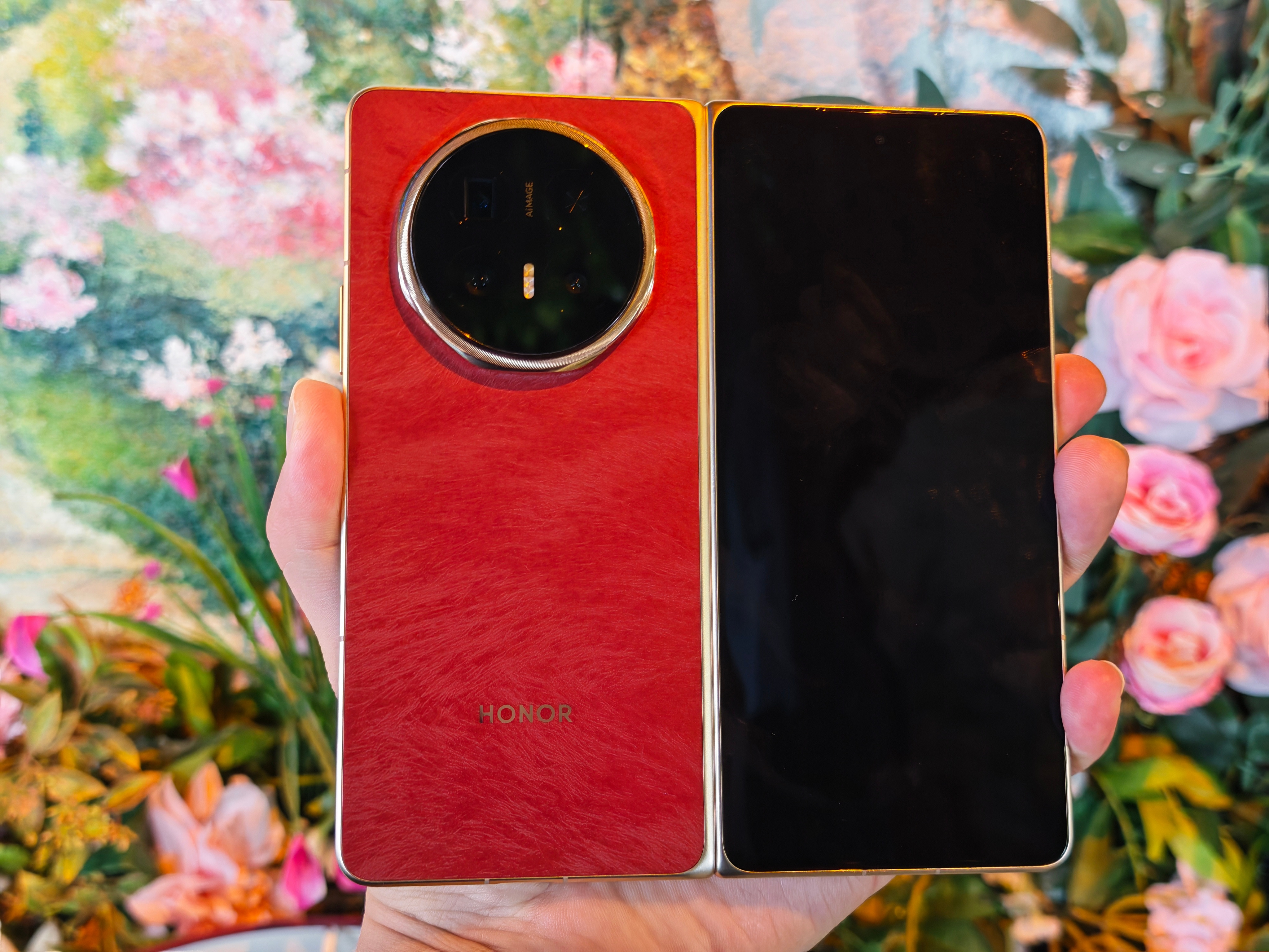 给大家看一下我的赤兔红荣耀MagicV6，这次荣耀的V6相比于上一代V5要更薄