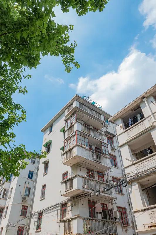 最近大家都在热议房价能不能回到几年前，尤其是老旧小区的房子。就拿全国多数城市来说