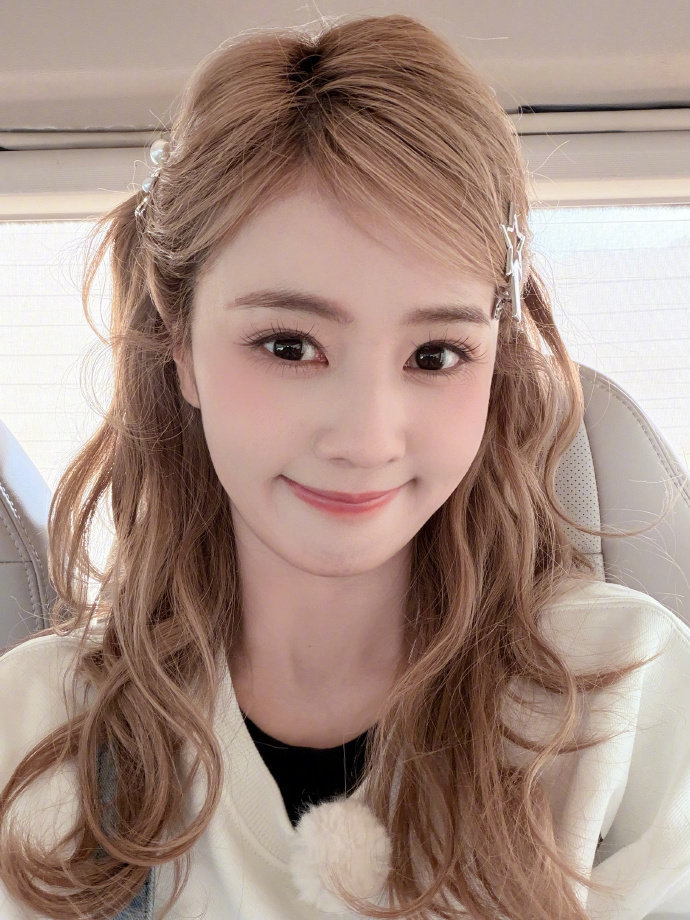 白鹿怼脸萌娃，谁懂这个白鹿怼脸美萌感呀，咱就说请照这样的质量继续萌翻我吧！