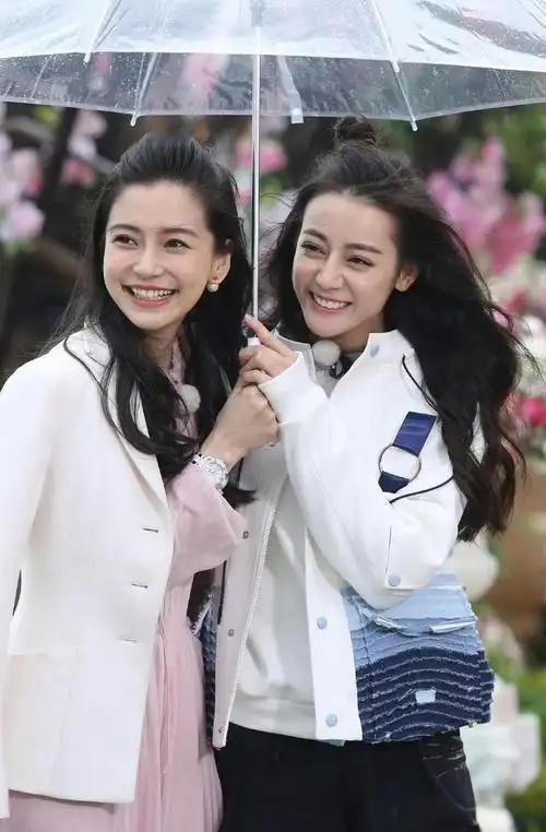 内娱女明星卷得厉害，单看杨颖已经很白了，结果合影没赢过，热巴、倪妮、宋轶、杨幂、