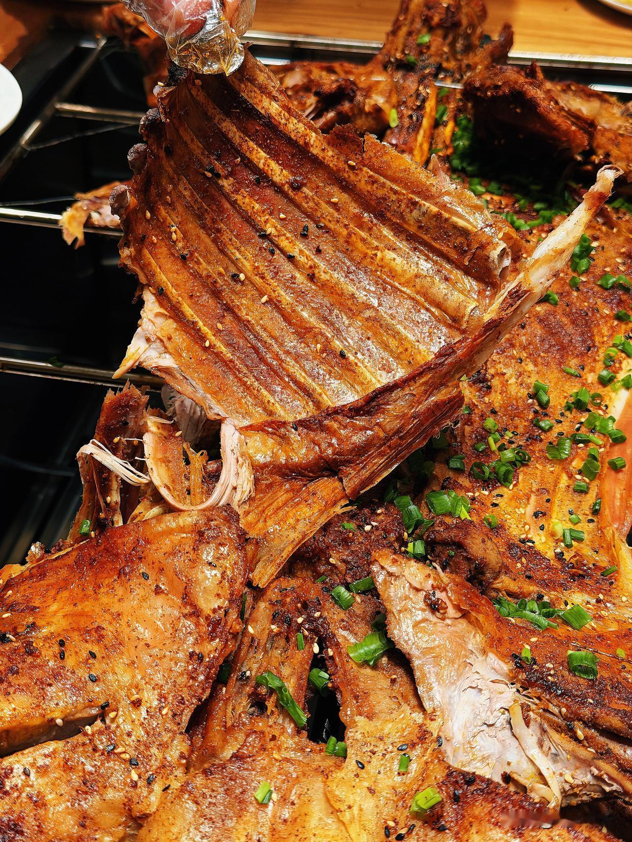 在昆明值得我专门跑一趟的烤全羊烤羊上桌，那股子肉香味混着果木香的香味飘过来，