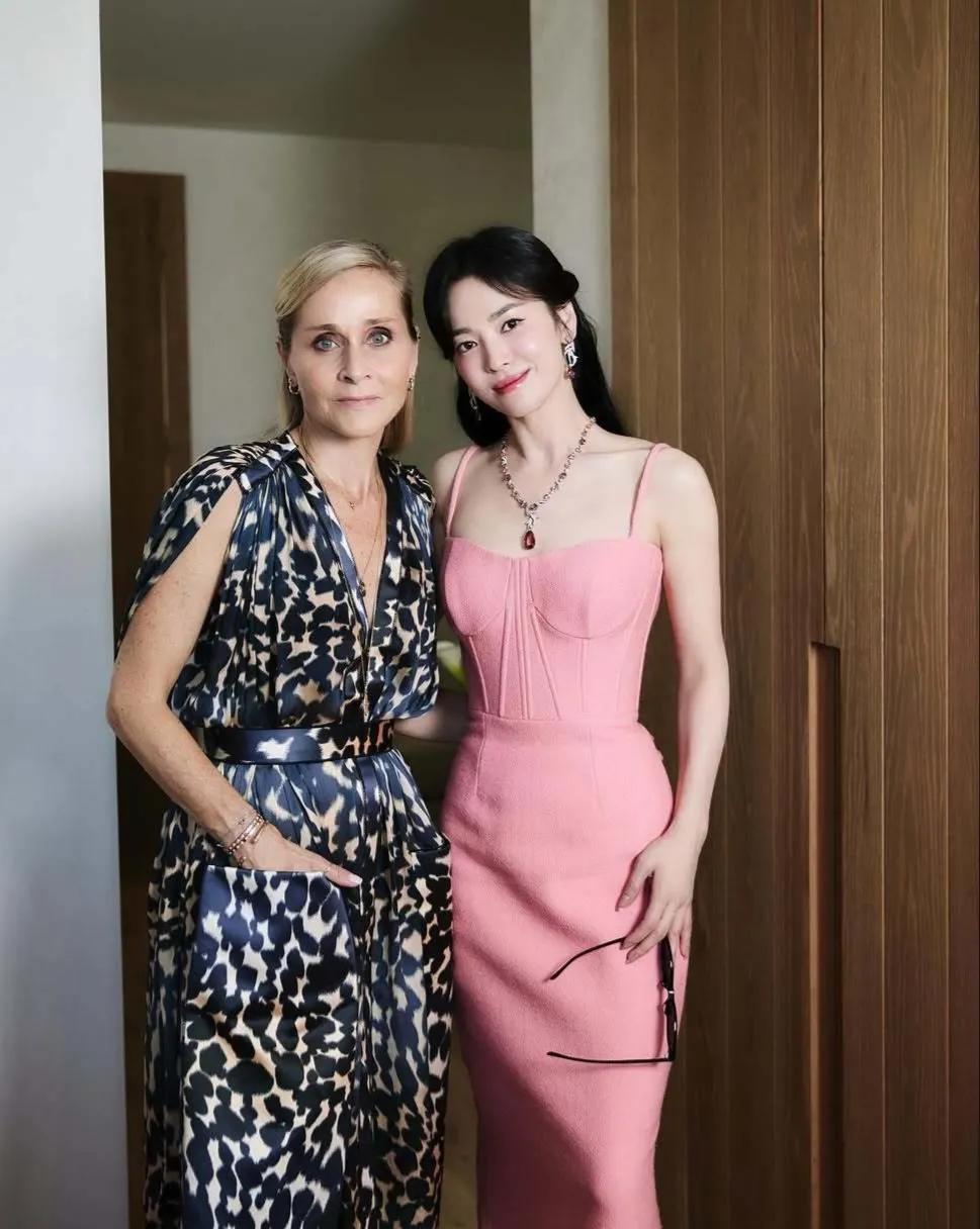 宋慧乔长发回归，身穿樱花粉色长裙，墨镜一戴更帅气，但是这是造型并不需要墨镜的点缀