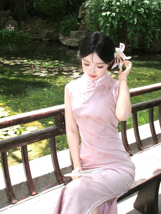 梨花香缠着衣角掠过熙攘