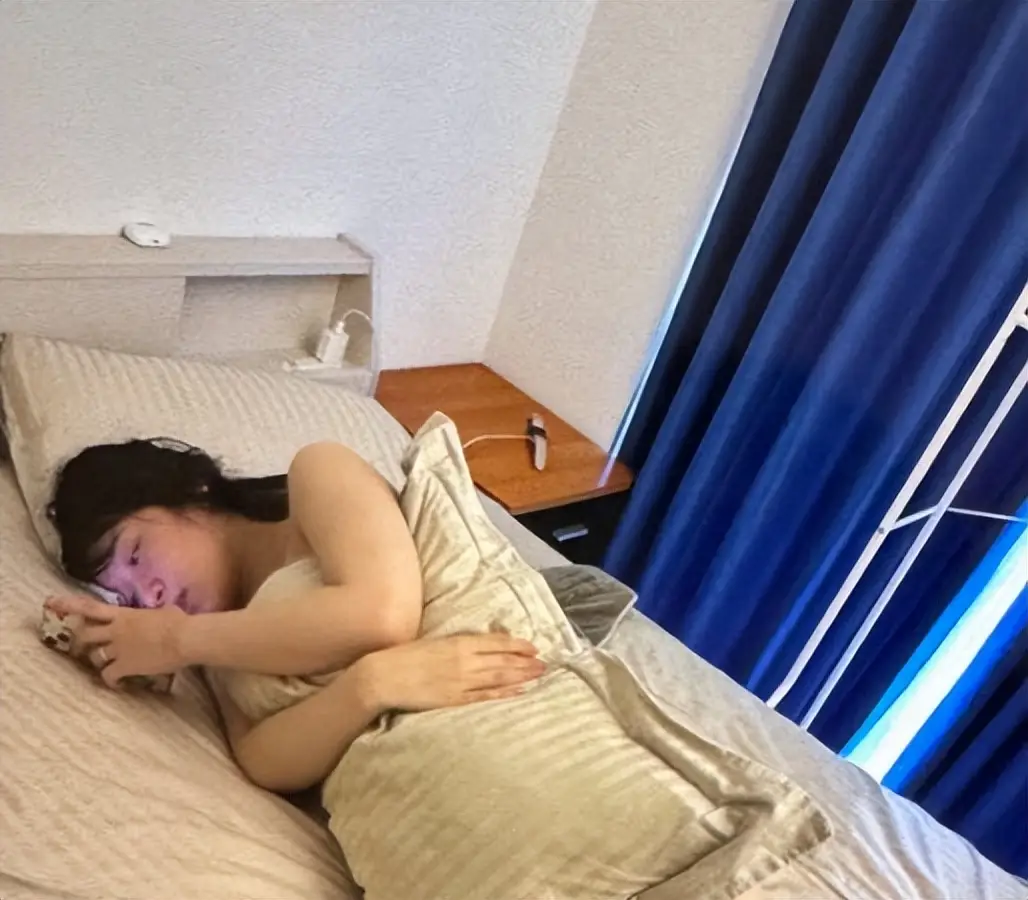 内蒙古，男子在妻子的卧室悄悄放了录音笔，得知妻子的秘密后，强行和妻子发生了关系。妻子看着眼前的男子，